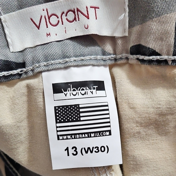 Vibrant Gray and Black Cargo Pants Winter/Neutral Camouflage - Picture 7 of 8